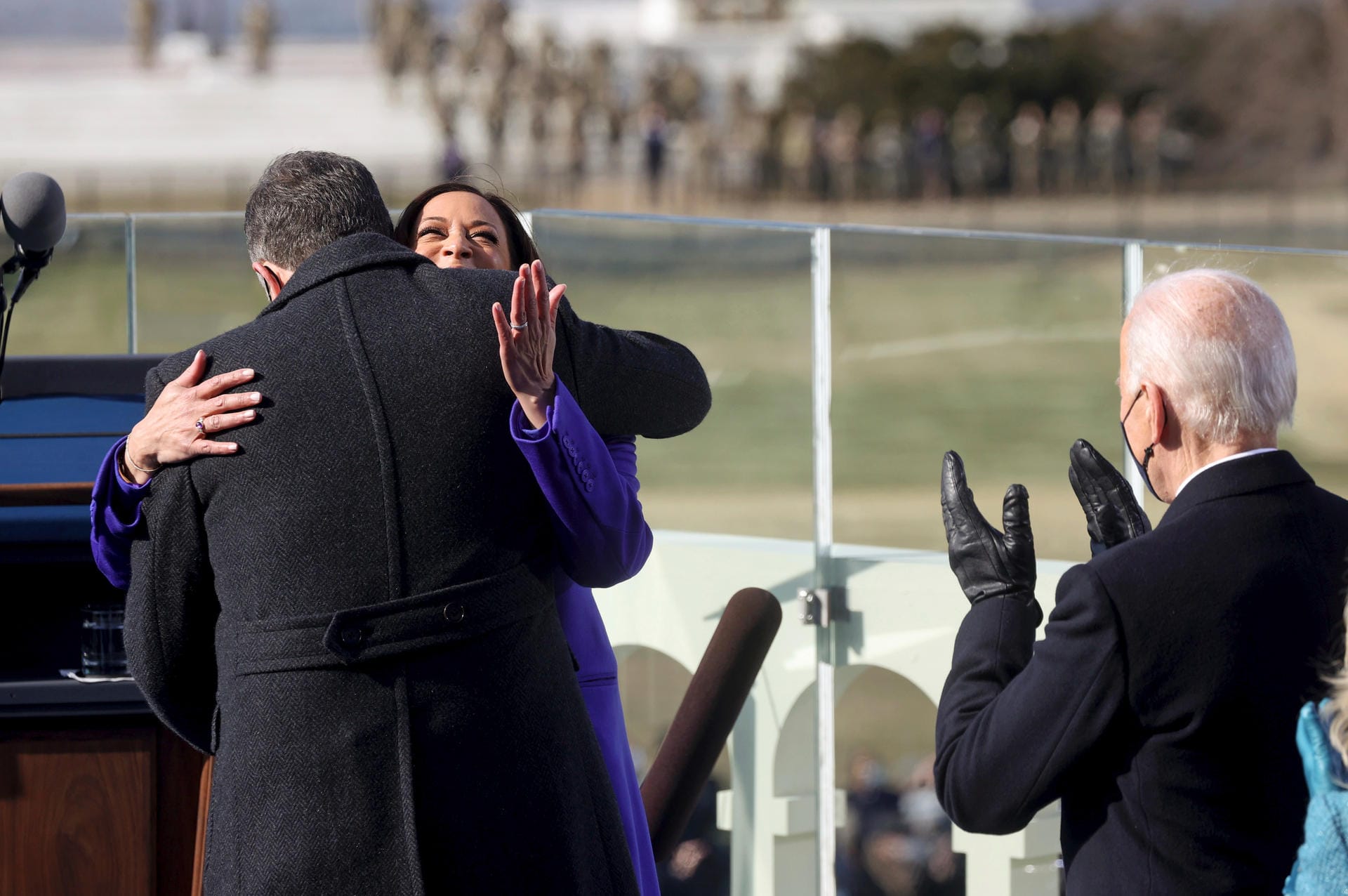 Vizepräsidentin Kamala Harris umarmt ihren Ehemann Doug Emhoff nach der Vereidigung.