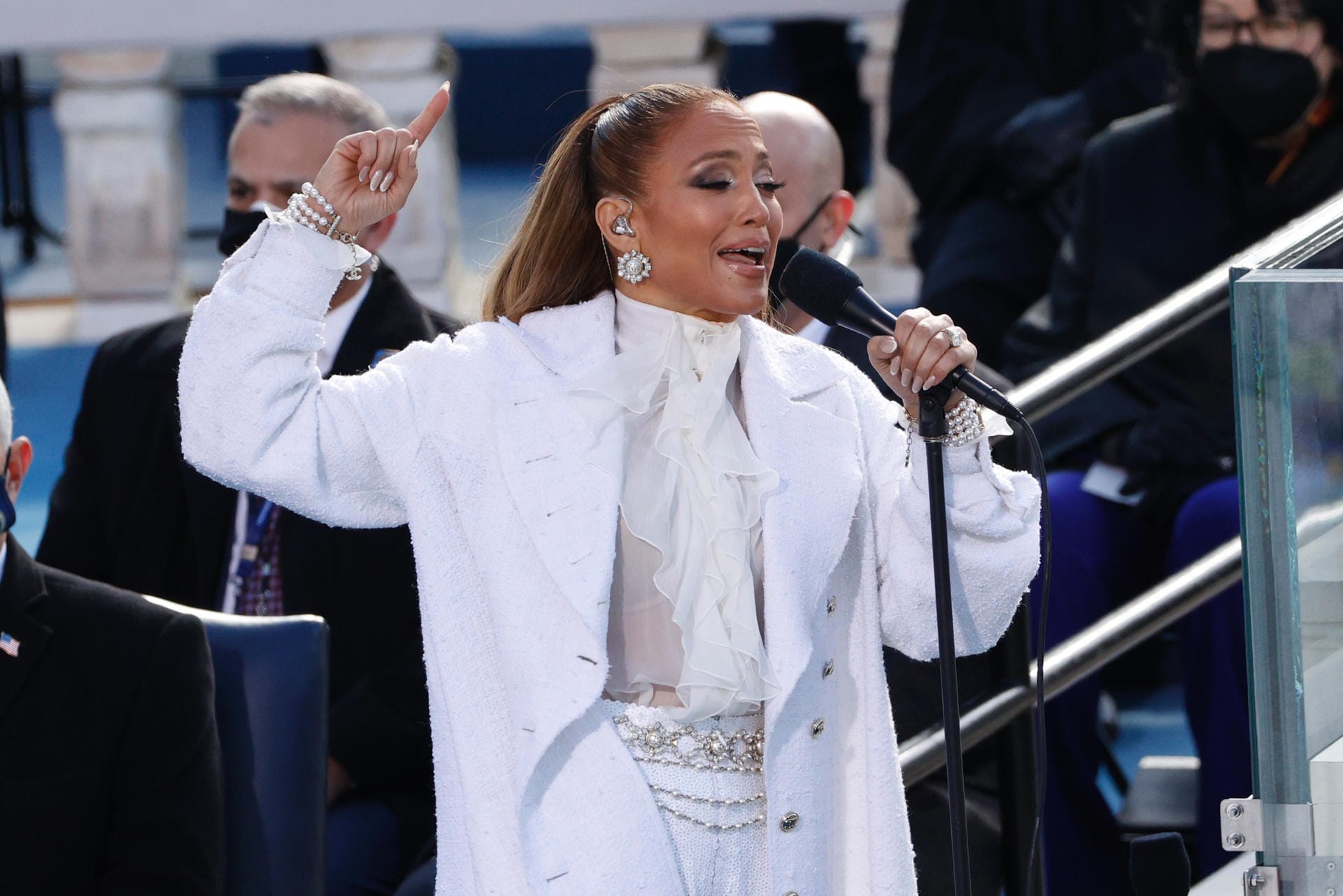 Auch Popstar Jennifer Lopez tritt während der Zeremonie auf und sorgt für musikalische Unterhaltung.