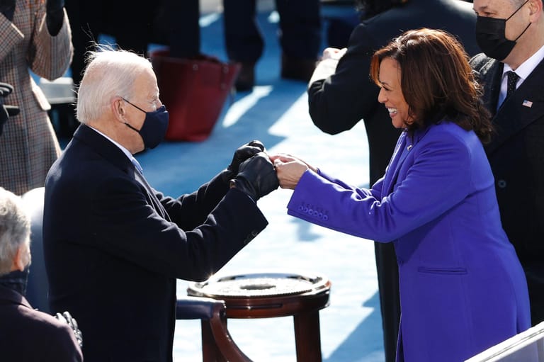 Joe Biden (l) und Kamala Harris freuen sich coronakonform: Die beiden werden künftig als US-Präsident und Vizepräsidentin zusammenarbeiten.