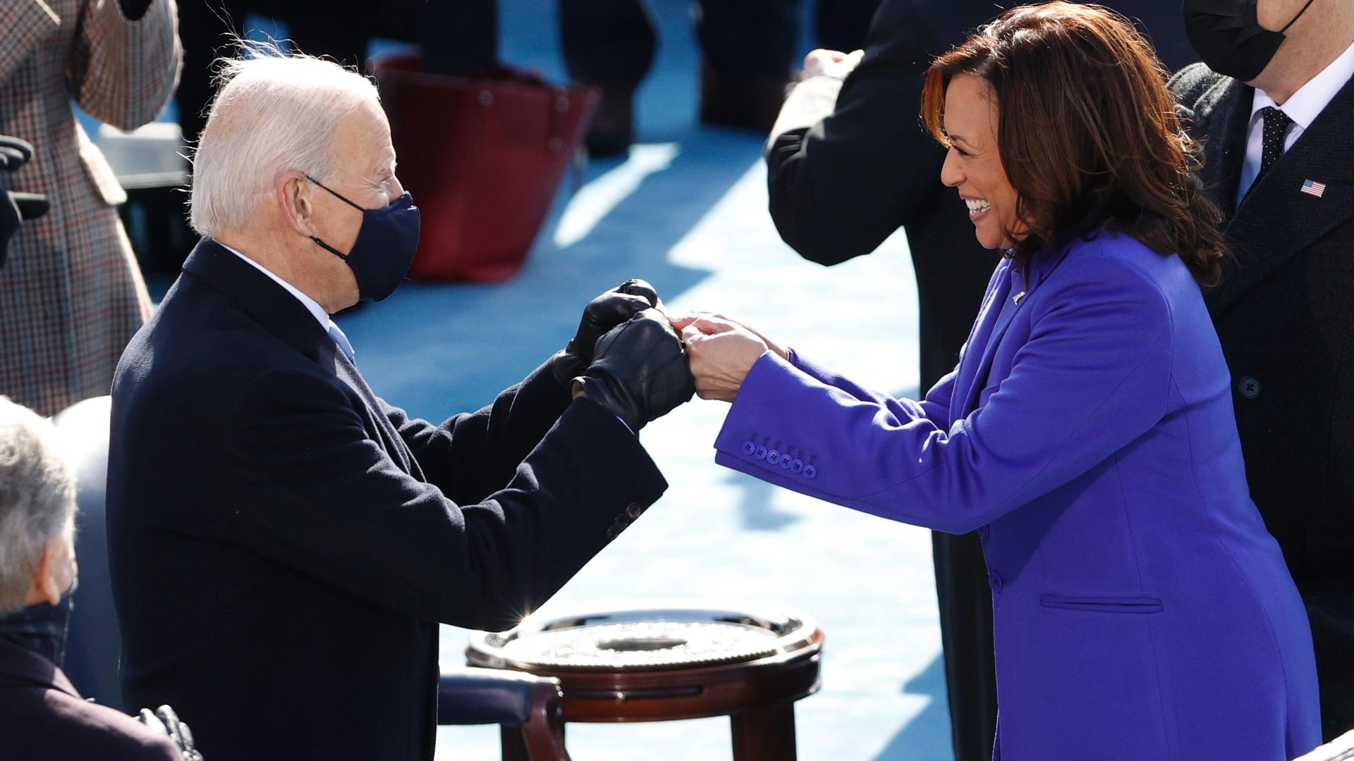 Joe Biden (l) und Kamala Harris freuen sich coronakonform: Die beiden werden künftig als US-Präsident und Vizepräsidentin zusammenarbeiten.