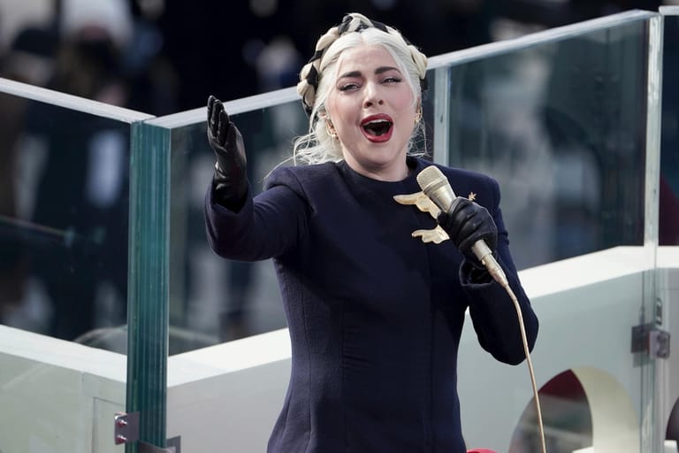 Bei der Vereidigungszeremonie waren auch zahlreiche prominente Gäste anwesend. Die Popsängerin Lady Gaga performte zu Beginn die Nationalhymne.