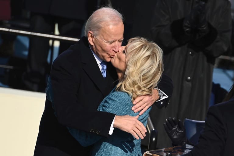 Präsident Joe Biden bekommt einen Kuss von First Lady Jill Biden: Jill ist die Nachfolgerin von Melania Trump.