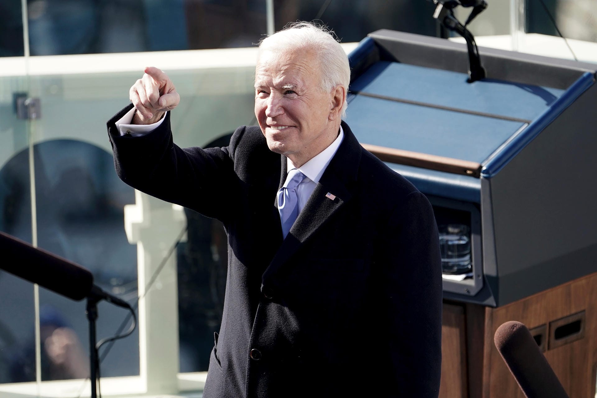 Joe Biden ist am 20. Januar zum 46. Präsidenten der Vereinigten Staaten von Amerika vereidigt worden. Er zieht damit als Nachfolger vom umstrittenen Präsidenten Donald Trump ins Weiße Haus ein. Sehen Sie in dieser Fotoshow die bewegendsten Momente der Amtseinführung.
