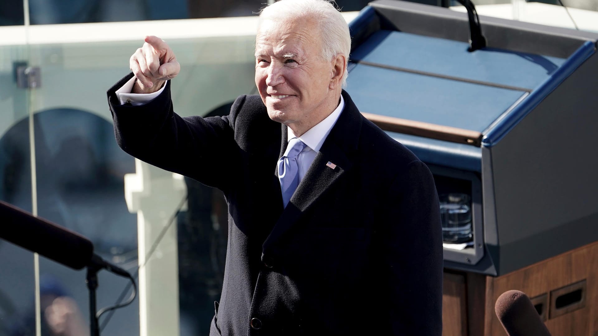 Joe Biden ist am 20. Januar zum 46. Präsidenten der Vereinigten Staaten von Amerika vereidigt worden. Er zieht damit als Nachfolger vom umstrittenen Präsidenten Donald Trump ins Weiße Haus ein. Sehen Sie in dieser Fotoshow die bewegendsten Momente der Amtseinführung.