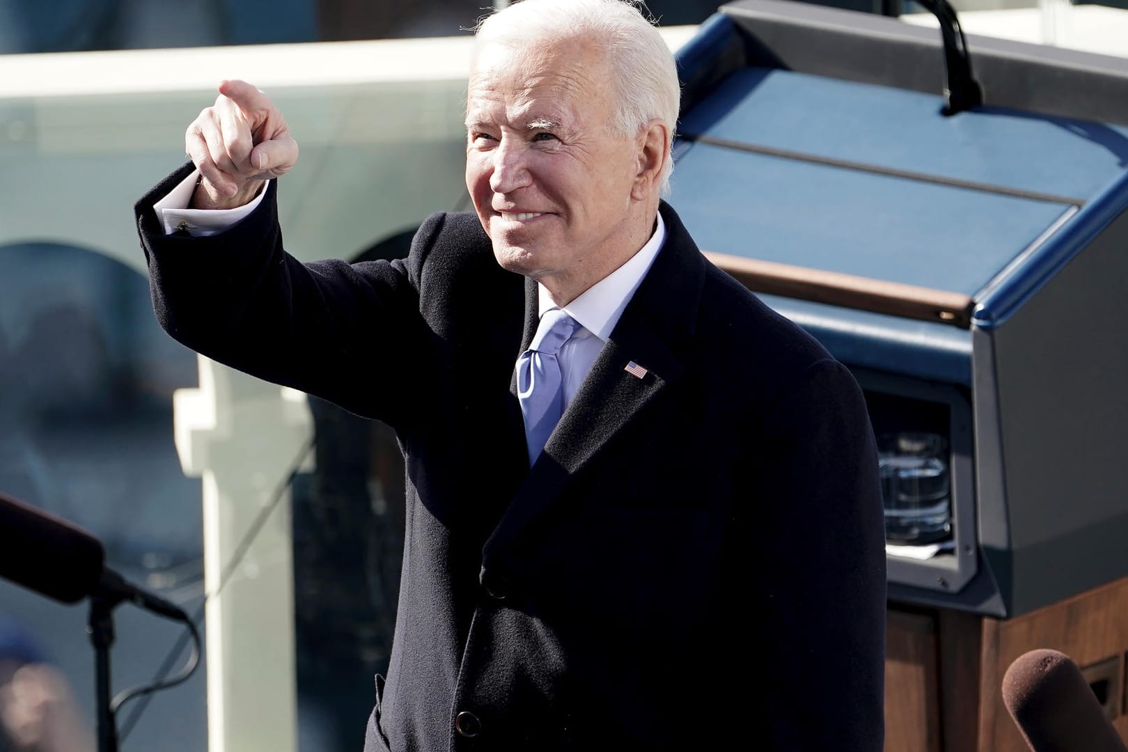 Joe Biden ist am 20. Januar zum 46. Präsidenten der Vereinigten Staaten von Amerika vereidigt worden. Er zieht damit als Nachfolger vom umstrittenen Präsidenten Donald Trump ins Weiße Haus ein. Sehen Sie in dieser Fotoshow die bewegendsten Momente der Amtseinführung.