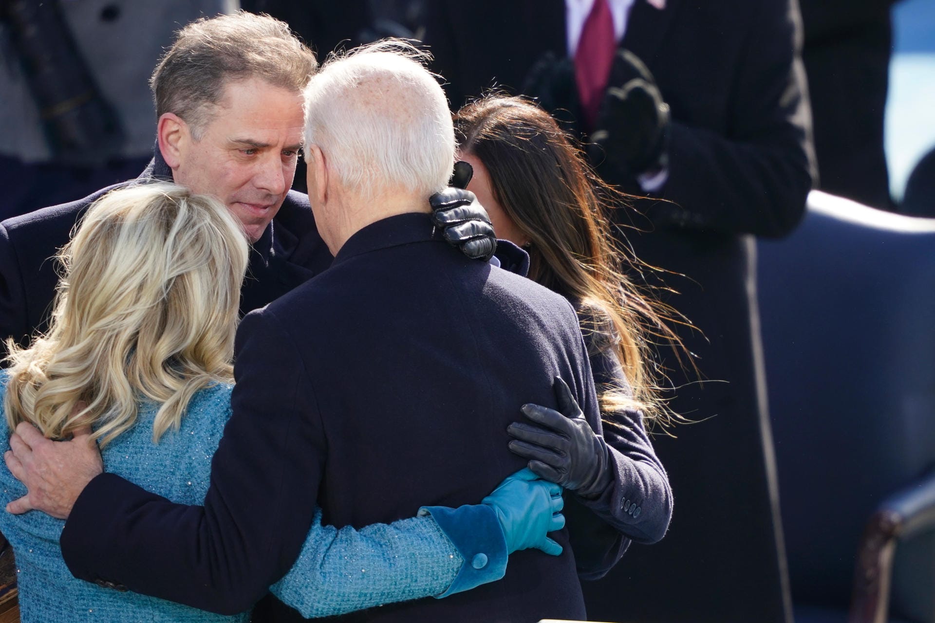 Joe Biden mit seiner Familie: Er umarmt seine Frau Jill, seinen Sohn Hunter und seine Tochter Ashley. Die Freude über die Amtsübernahme dürfte nicht nur in der Familie groß sein, sondern auch in großen Teilen der Bevölkerung.