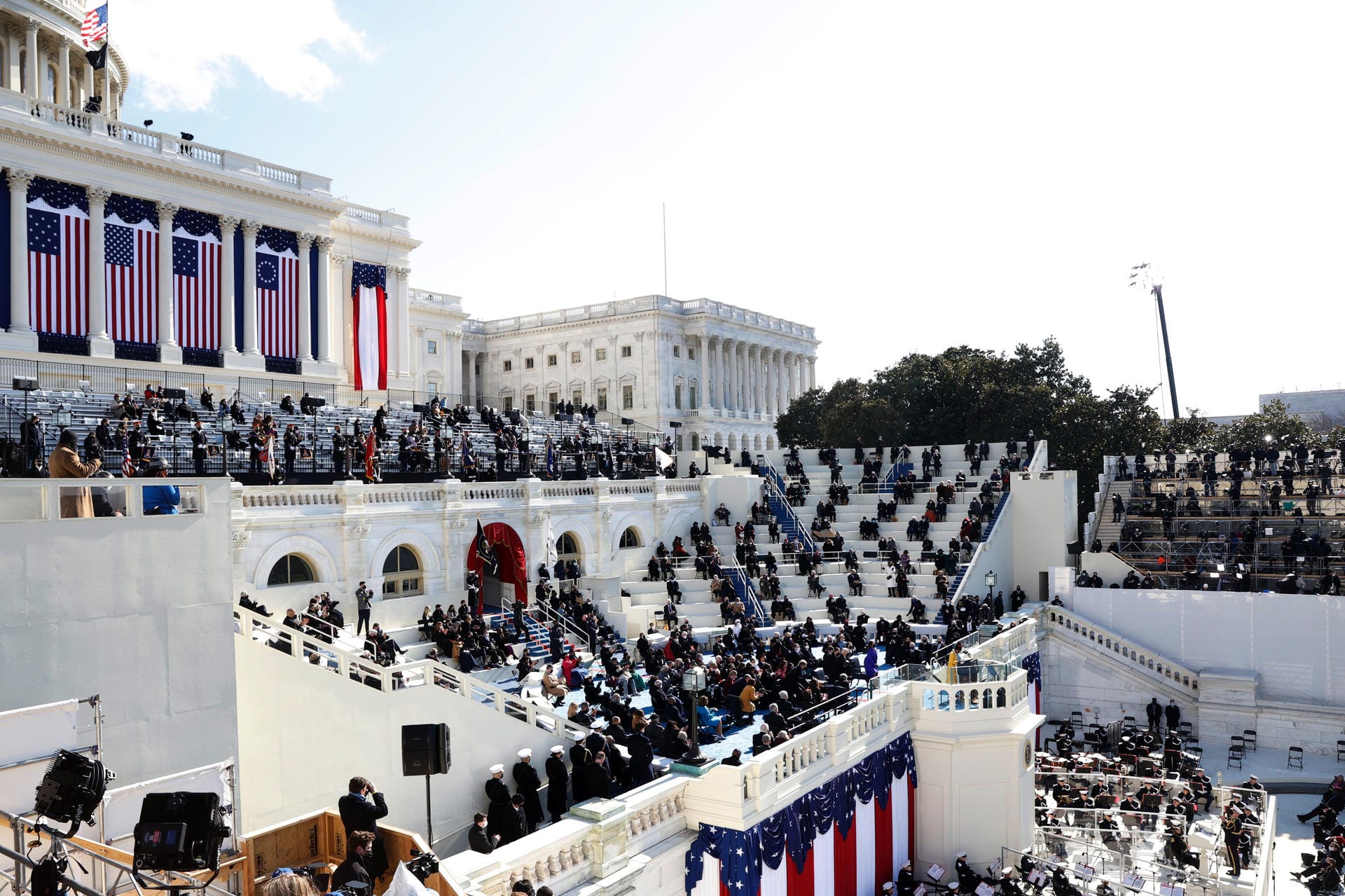 Vor dem US-Kapitol fand die Zeremonie statt: Hier hielten mehrere Anhänger Bidens eine Rede, auch die Poetin Amanda Gorman.