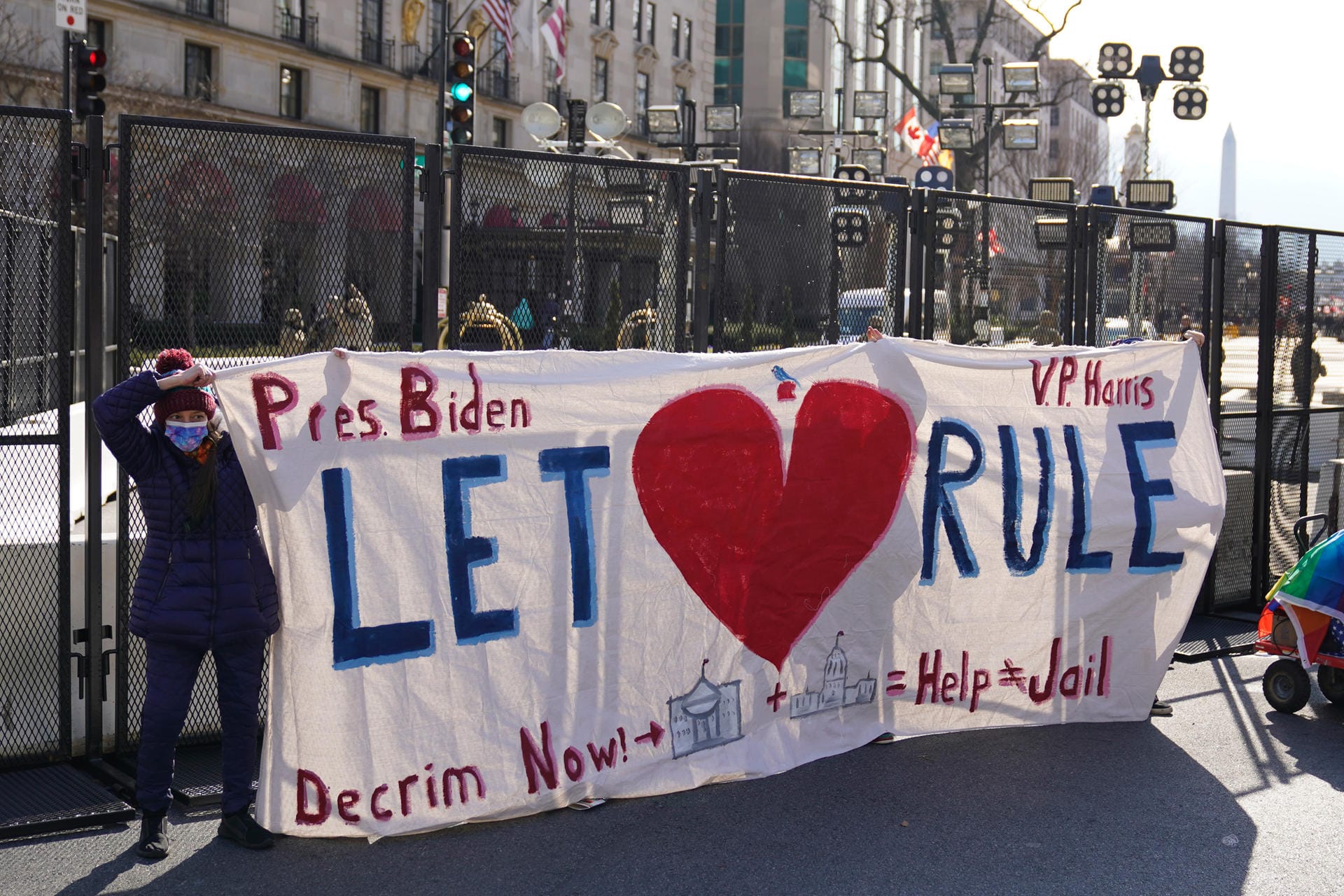 Biden-Unterstützer halten während der Vereidigung eine wichtige Botschaft hoch: "Let Love Rule" (zu Deutsch: "Lasst Liebe regieren").