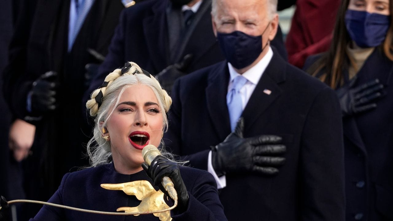 Lady Gaga singt bei der Amtseinführung die Nationalhymne.