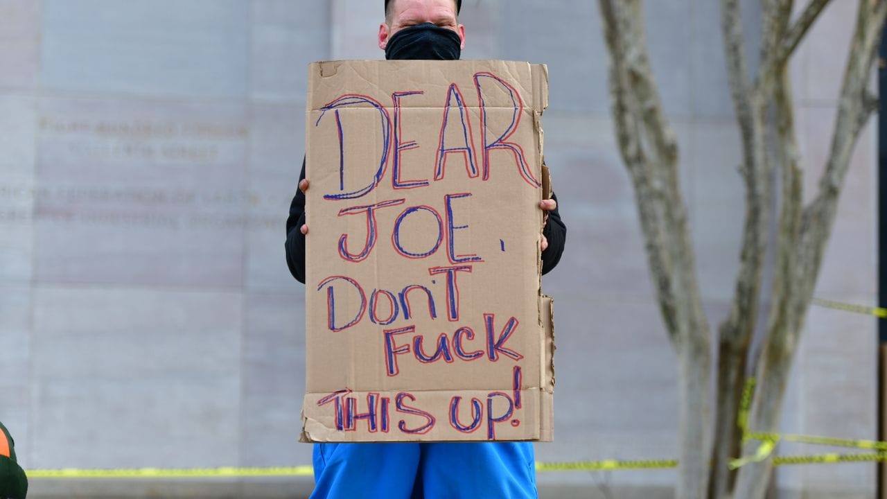 "Lieber Joe, versau das nicht!" - Ein Demontrant hält ein Plakat auf der Black Lives Matter Plaza in Washington.