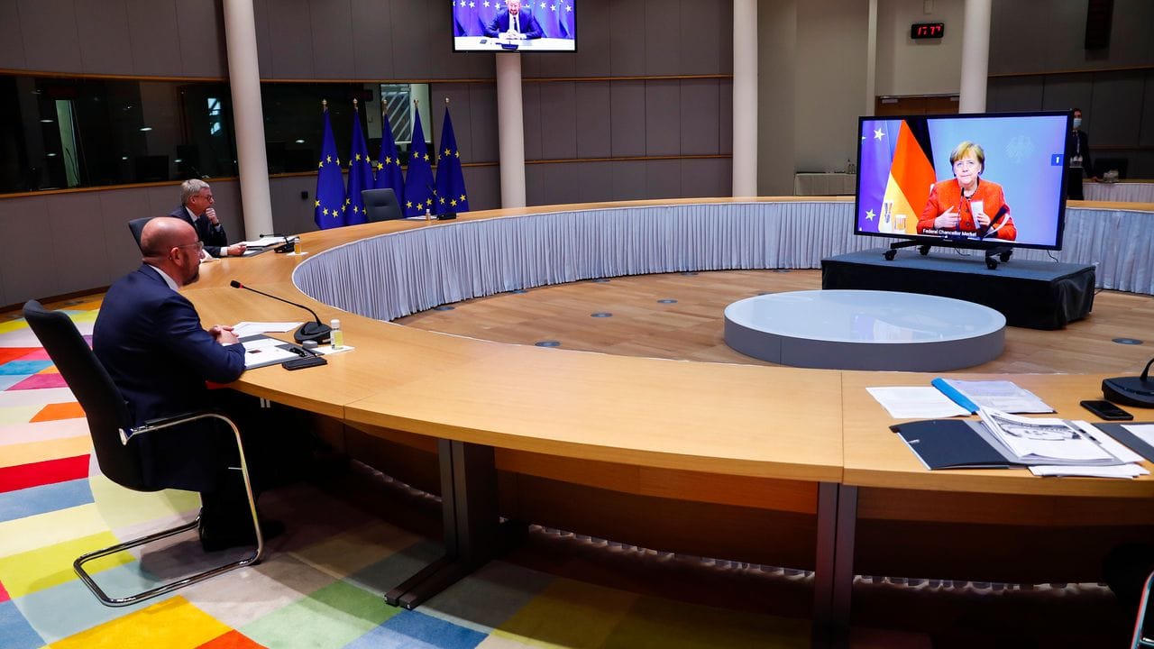 Europarats-Chef Charles Michel spricht während einer Videokonferenz mit Bundeskanzlerin Angela Merkel.