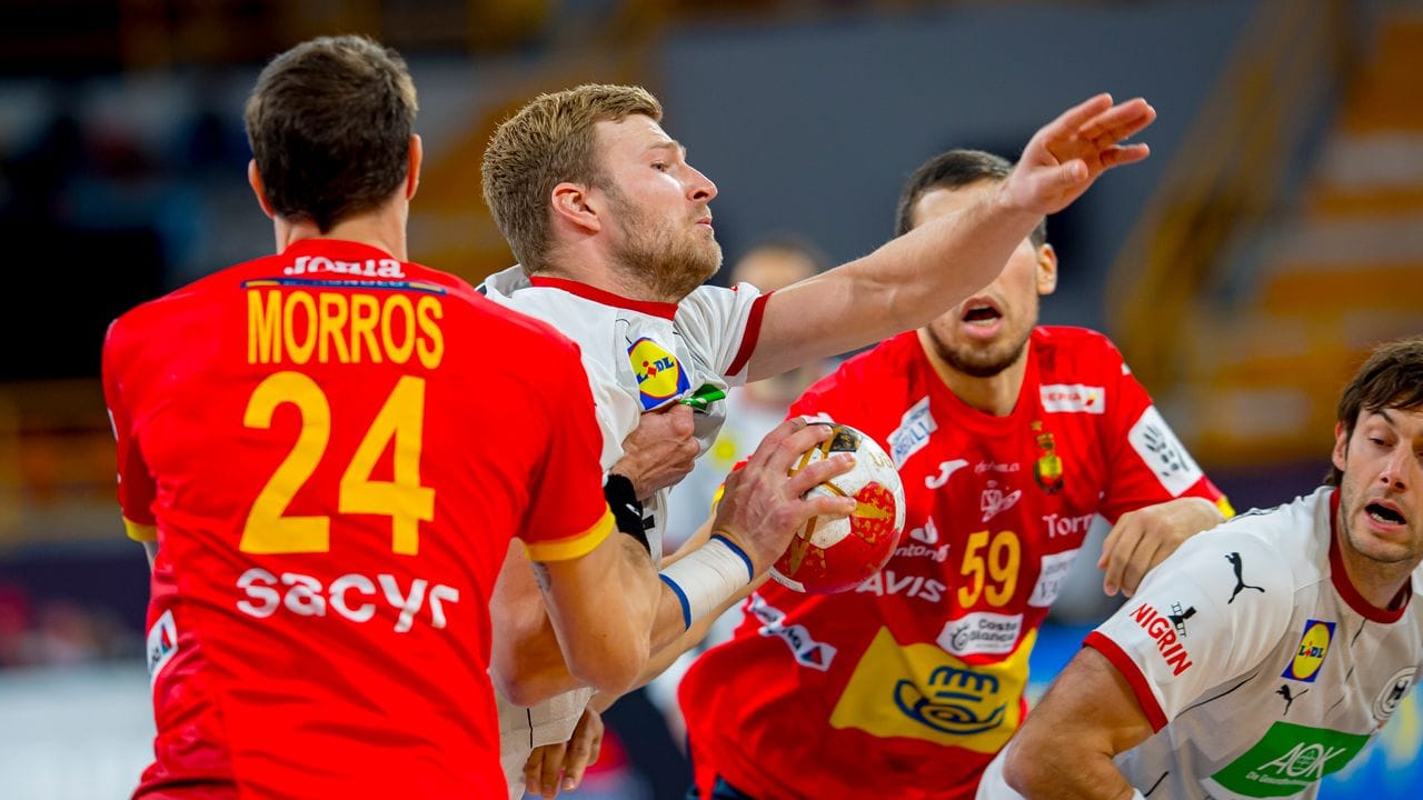 Philipp Weber (M) wird vom Spanier Viran Morros (l) bedrängt. Philipp Weber (M) wird vom Spanier Viran Morros (l) bedrängt.