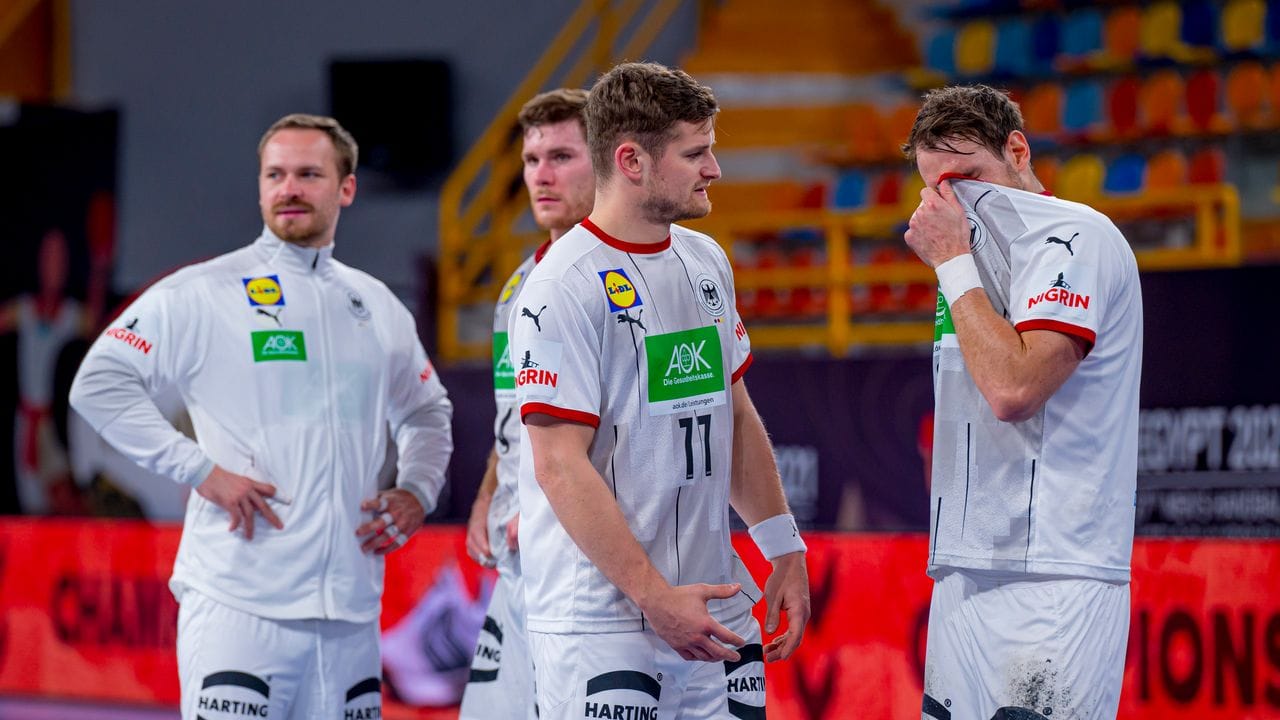 Moritz Preuss (l-r), Johannes Golla, David Schmidt und Kai Häfner stehen enttäuscht nach dem Spiel beisammen.