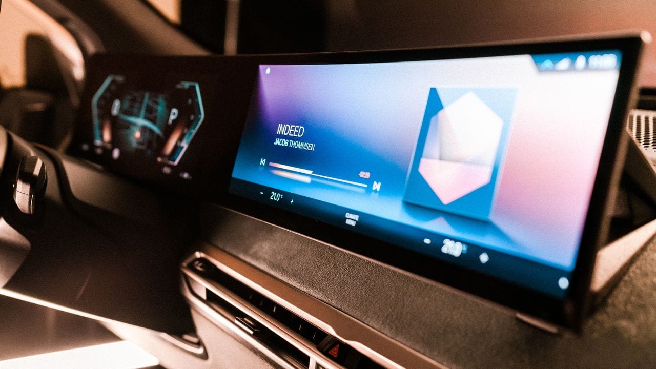 Weites Land: Neue Bediensysteme wie hier die kommende Generation von BMW iDrive setzen auf große Bildschirme.