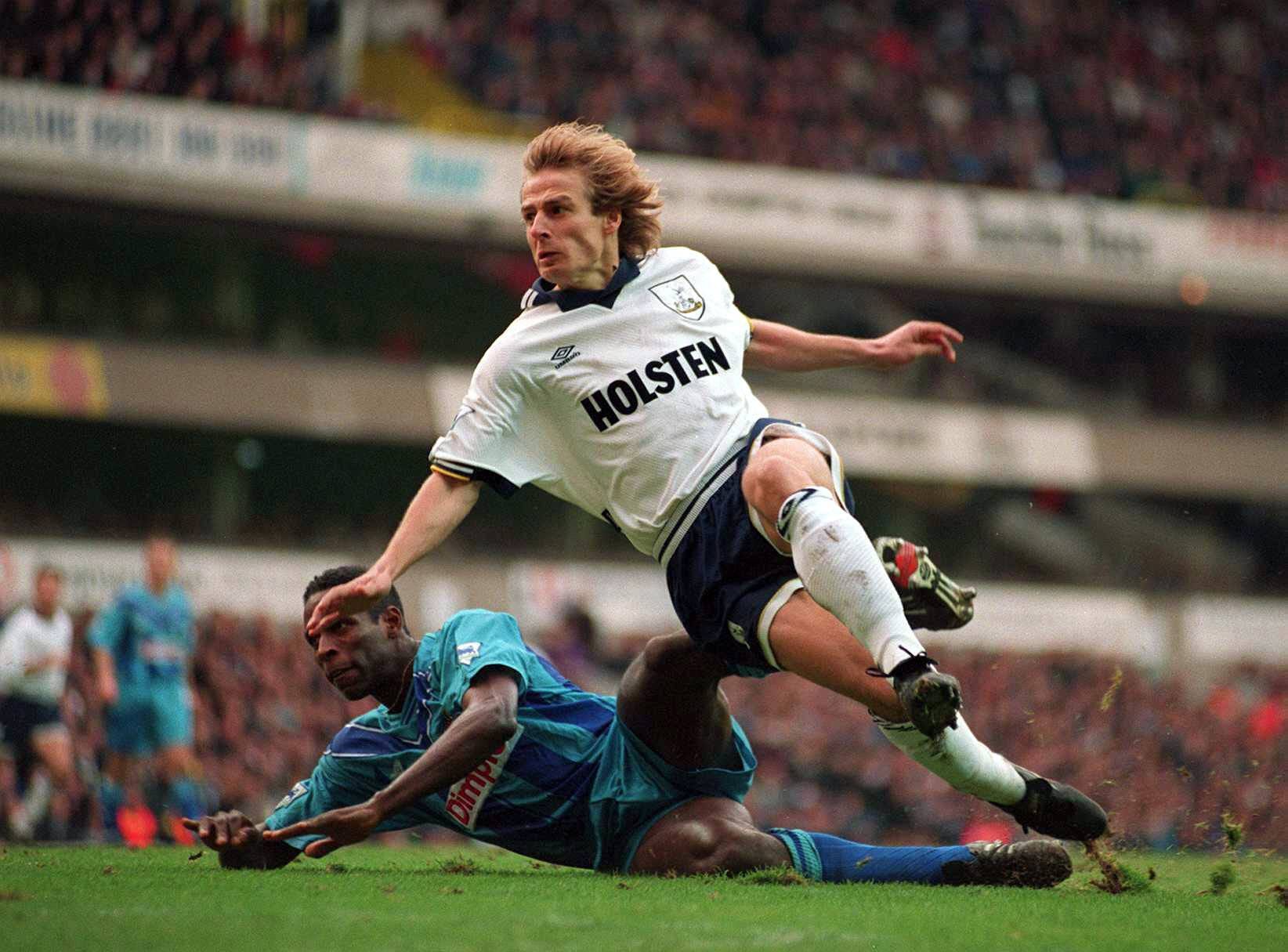 Jürgen Klinsmann: Der ehemalige Stürmer-Star des VfB Stuttgarts und FC Bayern Münchens stand von 1994 bis 1995 für Tottenham Hotspur auf dem Feld. Bei seiner Ankunft war "der goldene Bomber", einer der meistgehassten Spieler in England. Doch mit 20 Toren in 41 Spielen machte sich Klinsmann einen Namen in England und kehrte 1998 nochmal zu den Spurs zurück.