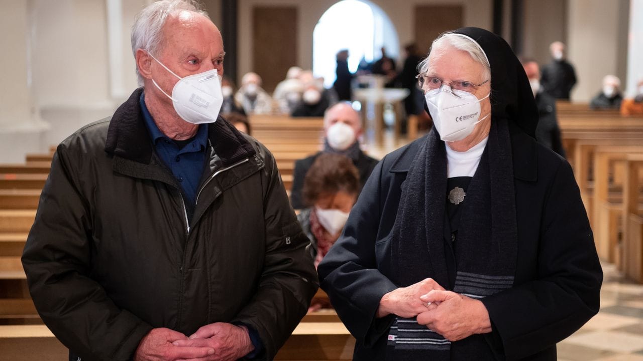 Marinus und Dolore Fischbacher, die Geschwister des Magiers in der Kirche St.