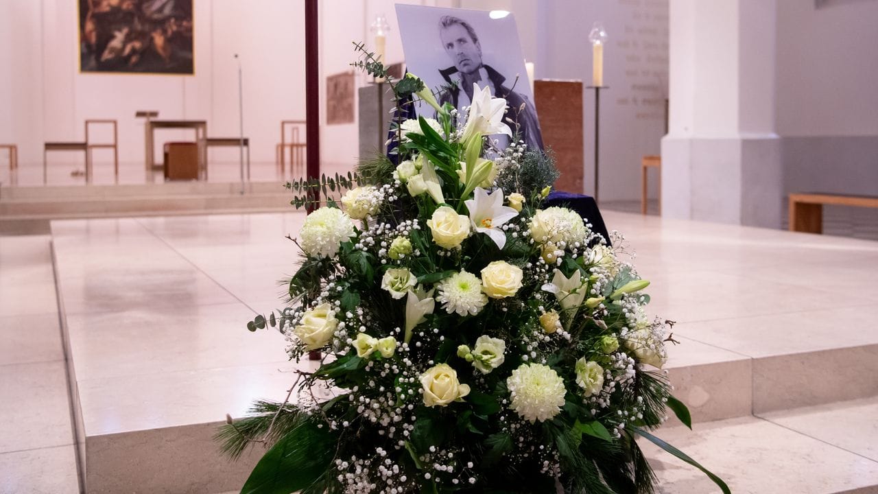 Weiße Blumen für den weltberühmten Magier. Weiße Blumen für den weltberühmten Magier.
