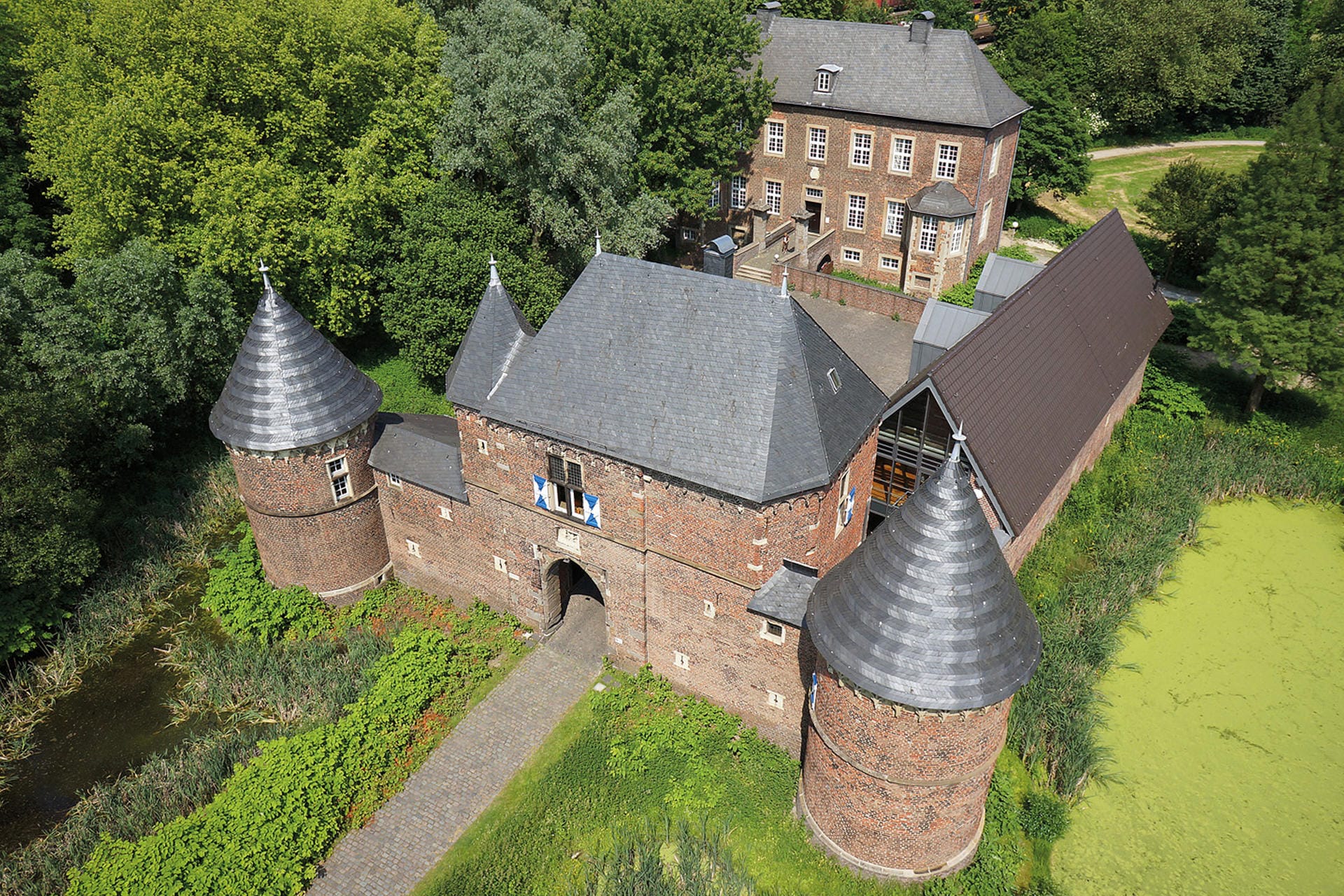 Markant sind die zwei dicken Rundtürme: Burg Vondern aus der Luft.