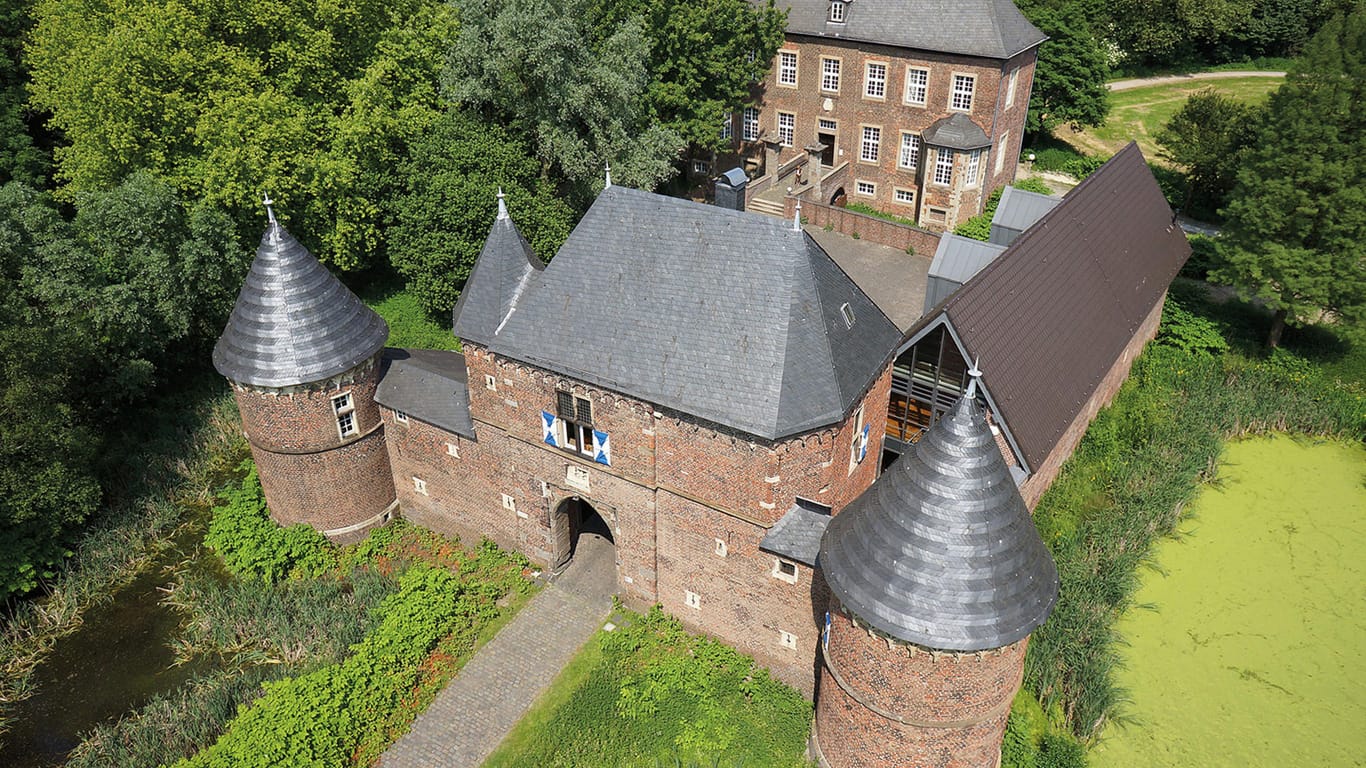 Markant sind die zwei dicken Rundtürme: Burg Vondern aus der Luft.