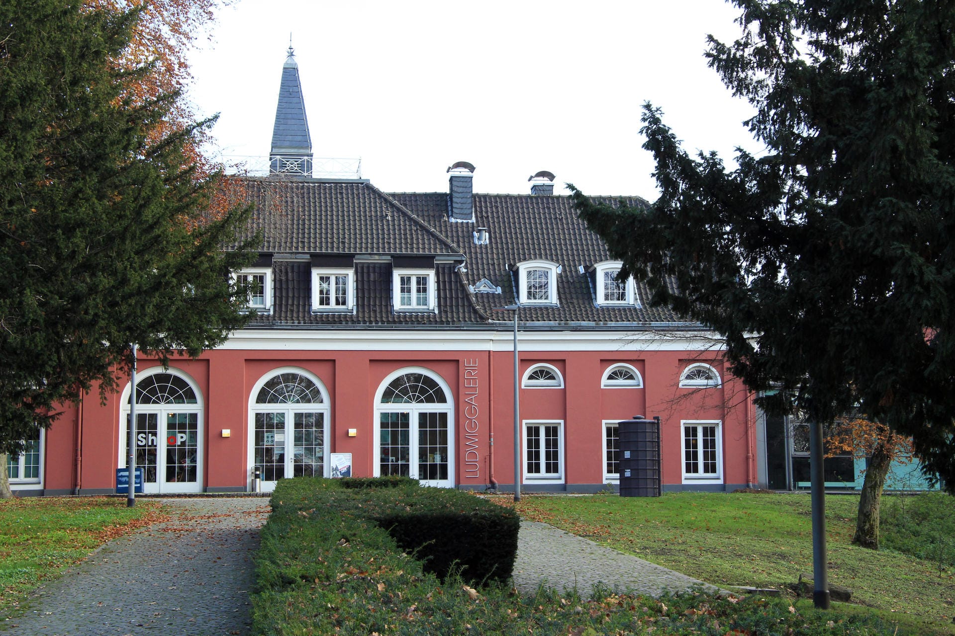 Die Ludwiggalerie ist ein kleines Museum, das zum Schloss Oberhausen gehört, hier von der Gartenseite aus.