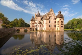 Schloss Bodelschwingh in Dortmund ist ein alter Adlerssitz im Stil der Renaissancezeit.