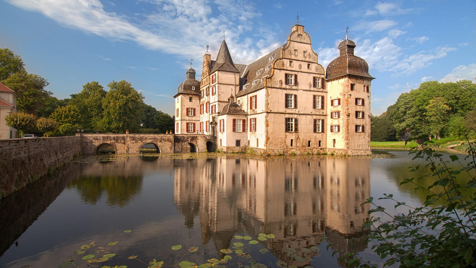 Schloss Bodelschwingh in Dortmund ist ein alter Adlerssitz im Stil der Renaissancezeit.