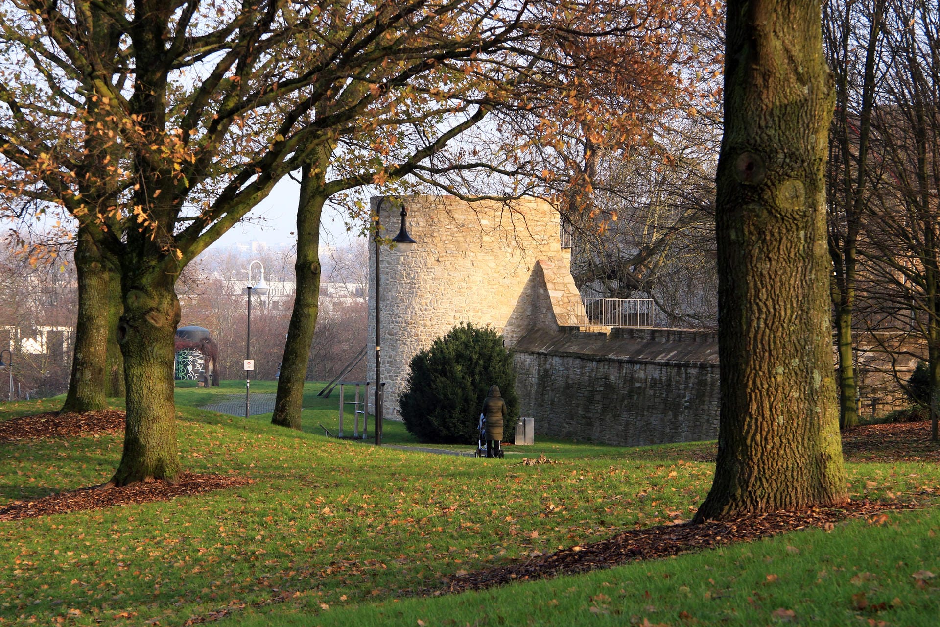 Wehrhafte Mauern: kolossaler Rundturm von Schloss Broich in Mülheim an der Ruhr.