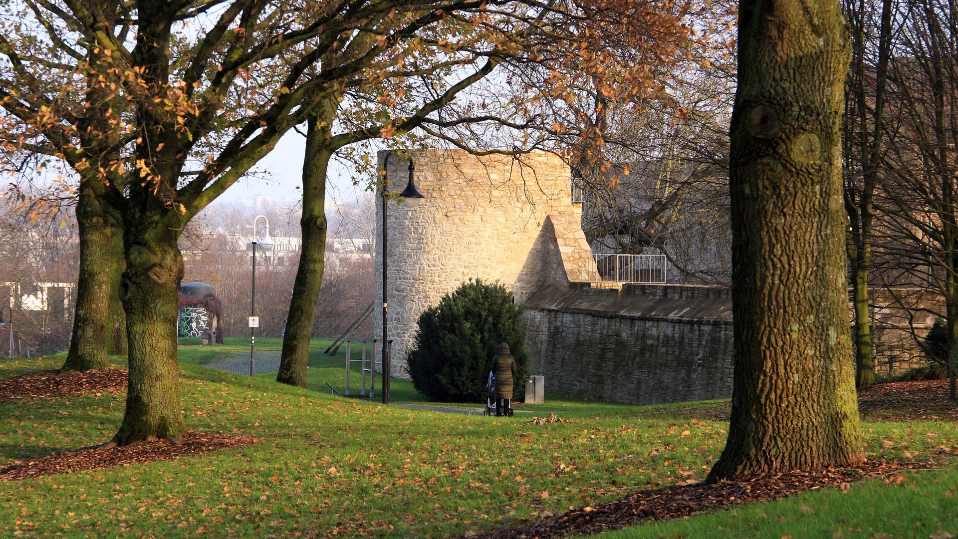 Wehrhafte Mauern: kolossaler Rundturm von Schloss Broich in Mülheim an der Ruhr.