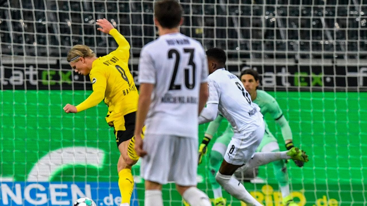 Dortmunds Erling Haaland (l) erzielt das Tor zum 1:1.