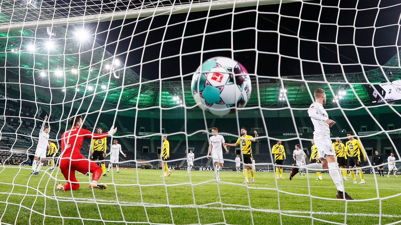 Mönchengladbachs Nico Elvedi (r) erzielt das zweite Tor gegen Dortmunds Torhüter Roman Bürki (l).