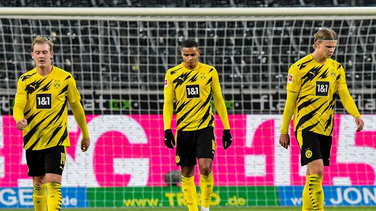 Dortmunds Spieler reagieren auf das Tor zum 4:2 für Gladbach.