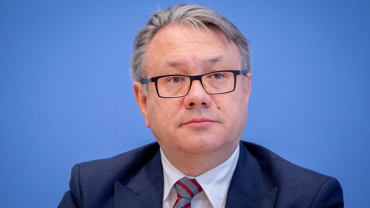 Der stellvertretende Vorsitzende der CDU/CSU-Bundestagsfraktion, Georg Nüßlein, fordert den Corona-Lockdown nach Ende der bisherigen Befristung Mitte Februar definitiv zu beenden.