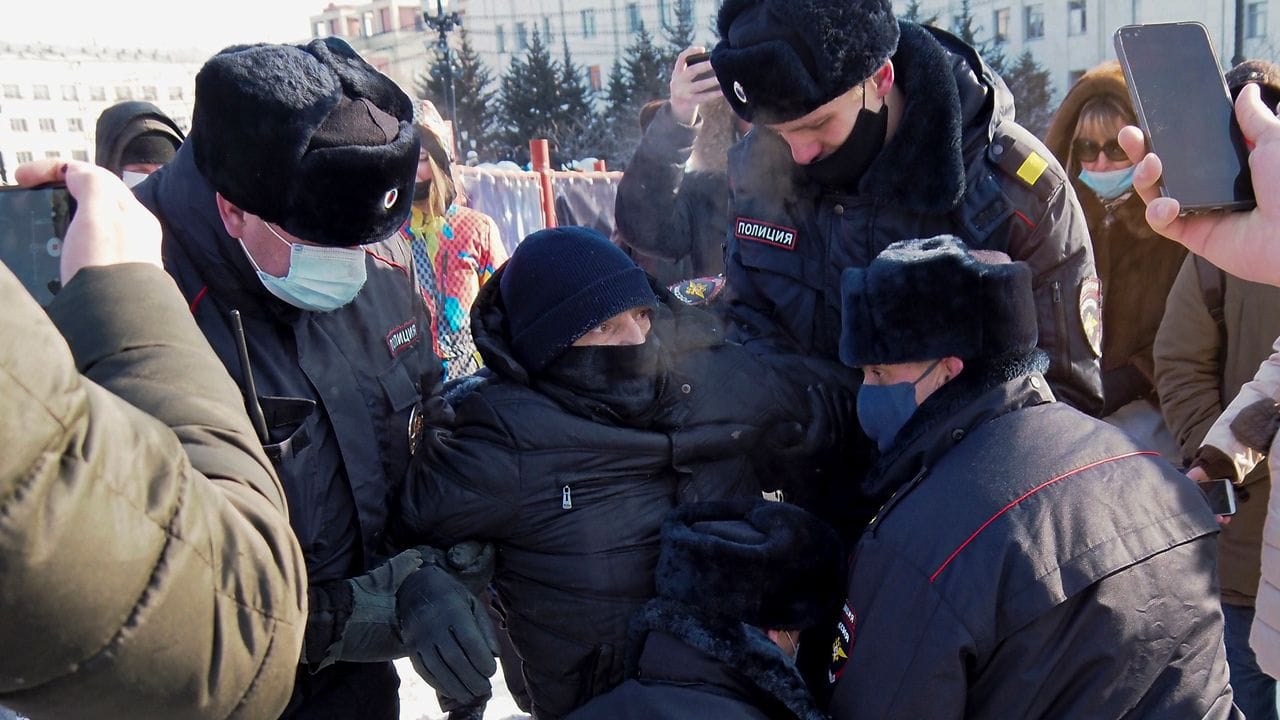 Die Polizei verhaftet einen Mann während eines Protestes gegen die Inhaftierung des Oppositionsführers Alexej Nawalny in Chabarowsk.