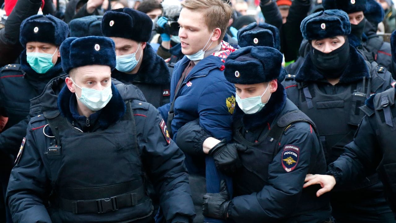 Die Polizei verhaftet einen Mann während eines Protestes gegen die Inhaftierung des Oppositionsführers Nawalny.