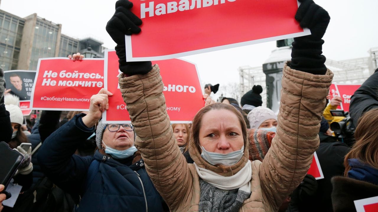 Frauen halten Plakate, auf denen geschrieben steht "Freiheit für Nawalny!" (r) und "Habt keine Angst.