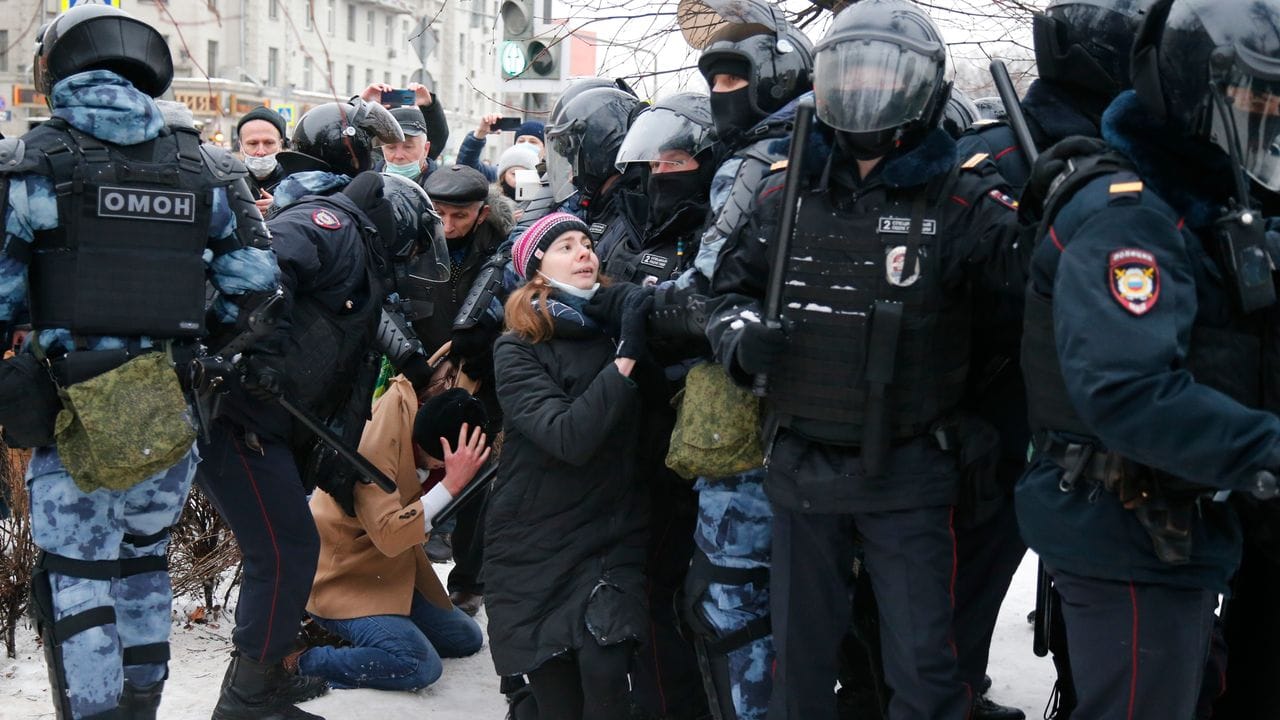 Allein in der Hauptstadt Moskau sollen mindestens 1360 Demonstranten festgesetzt worden sein.