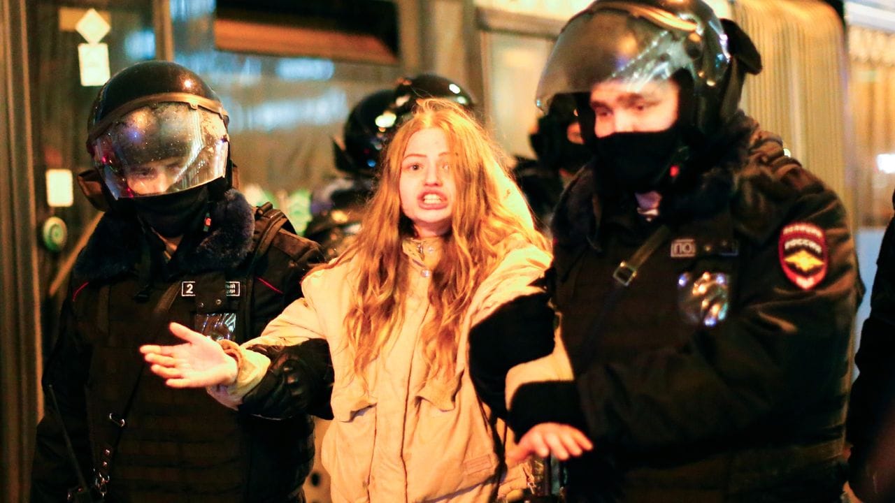Die Polizei verhaftet eine junge Frau in Moskau.