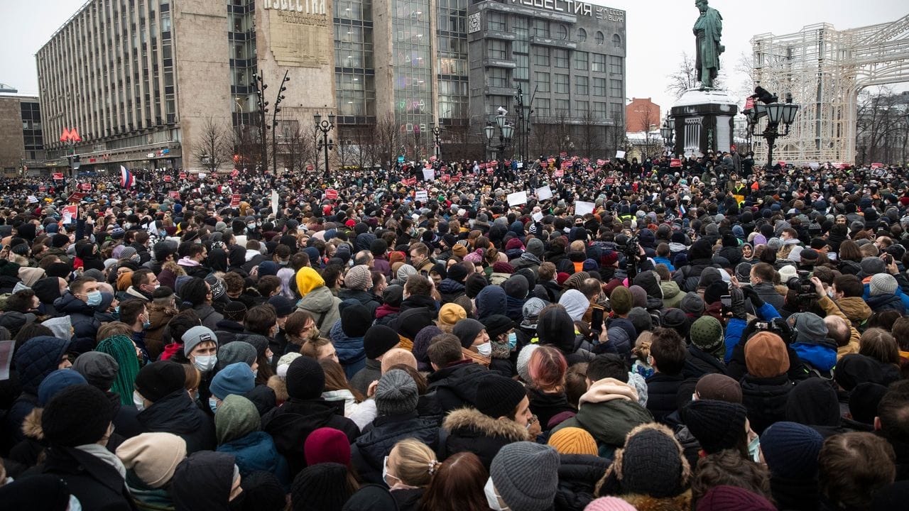Zahlreiche Menschen versammeln sich auf dem Puschkin-Platz in Moskau.