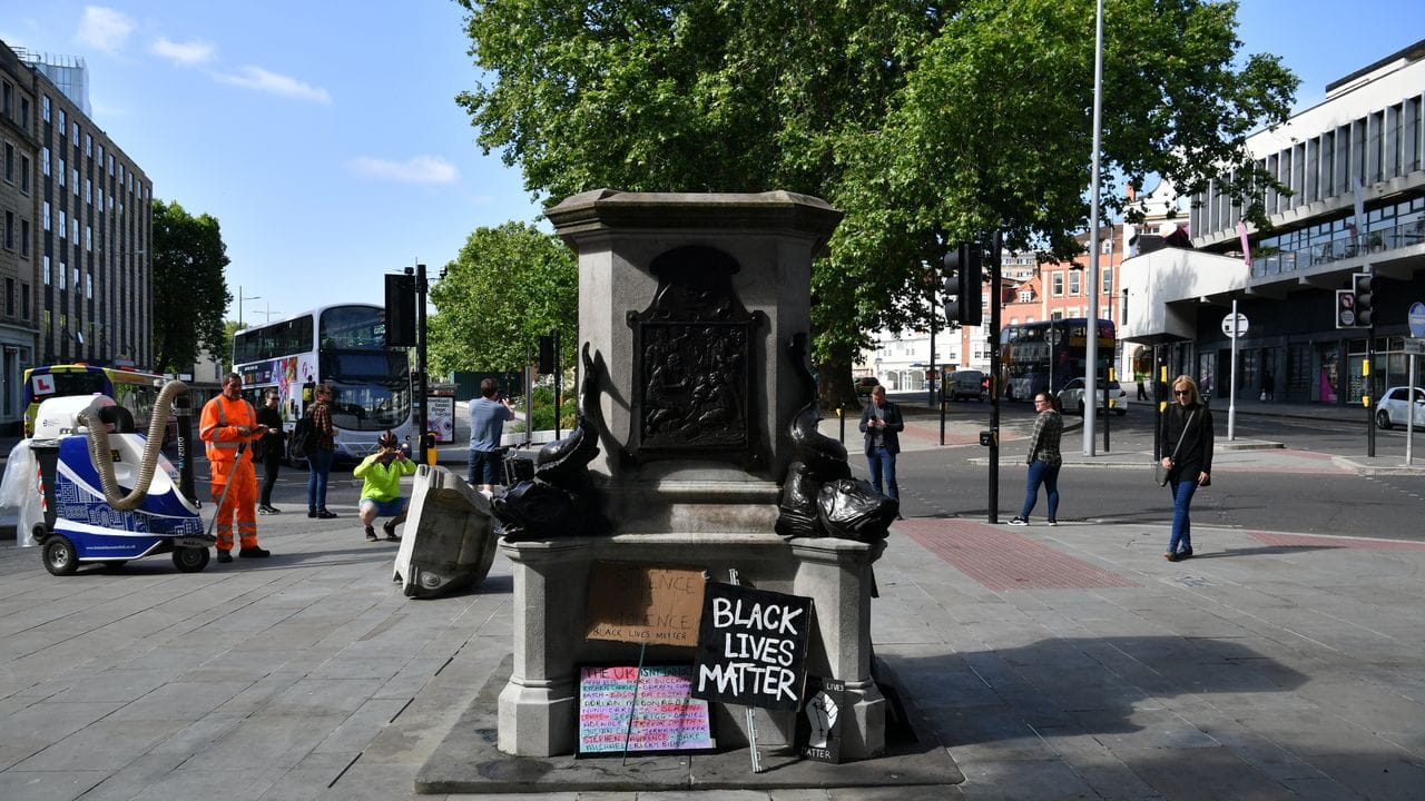 Der leere Sockel in Bristol, auf dem einst die Statue des Sklavenhändlers Edward Colston stand.