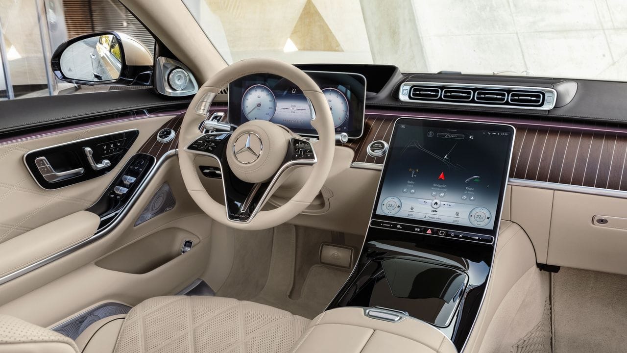 Luxus eines neuen Jahrtausends: Holz und Leder sind in der Maybach-S-Klasse von Mercedes aber immer noch angesagt.