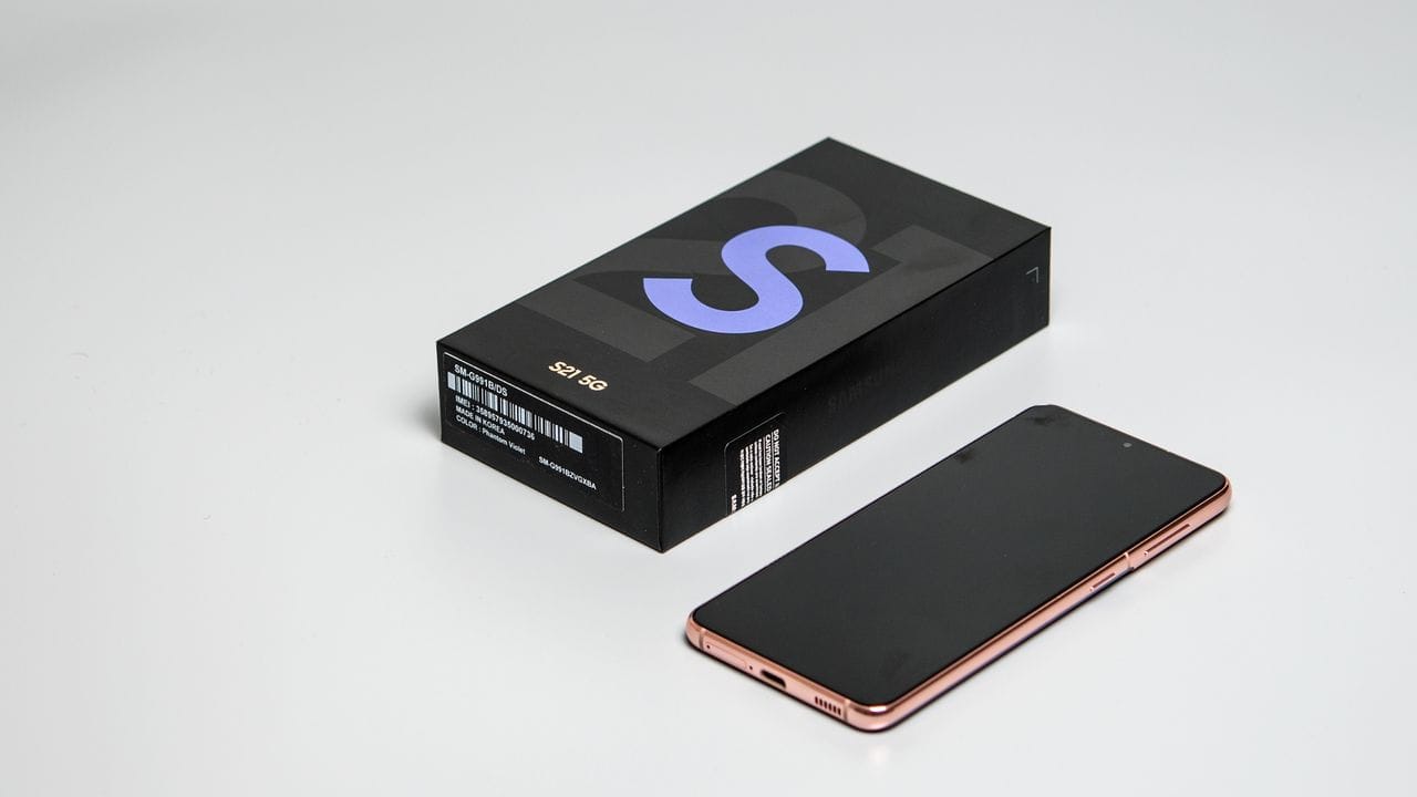 Wie Apple beim iPhone 12, packt auch Samsung jetzt nur noch das Nötigste in die Smartphone-Box.