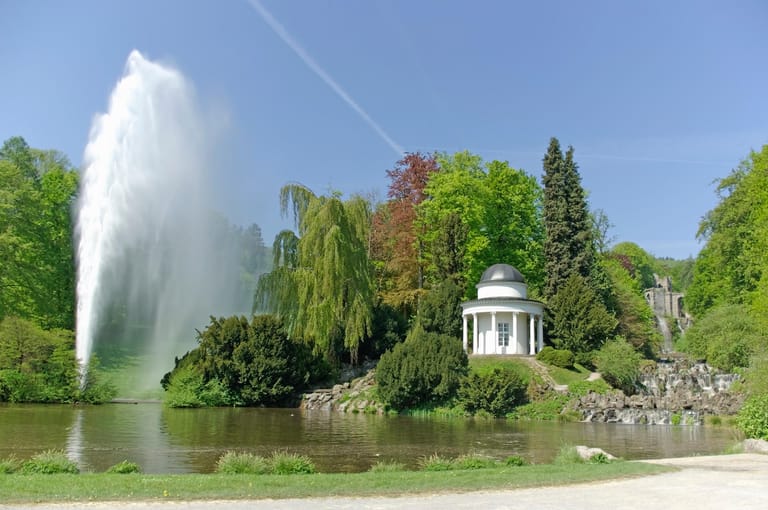 Der Bergpark Wilhelmshöhe in Kassel mit der Herkulesstatue und seinen Wasserspielen wurde erst 2013 in den Kreis der Unesco-Welterbestätten aufgenommen. Die Symphonie aus Kaskaden und Fontänen, von hessischen Kurfürsten bereits vor 300 Jahren komponiert, ist bis heute das größte Spektakel.