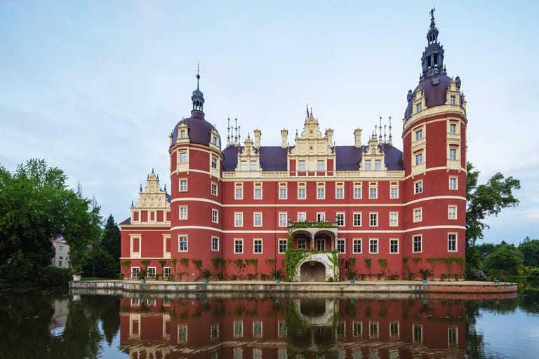 Als Gesamtkunstwerk von Weltrang gilt der Muskauer Park im sächsischen Bad Muskau. Eine Augenweide ist das Neue Schloss mit seinen vergoldeten Türmchen im Zentrum des Parks.