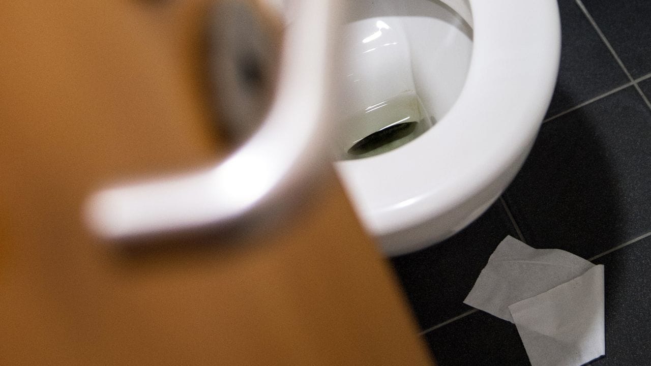 Wer unter Verstopfung leidet, für den ist die Toilette nicht immer ein schöner Ort.