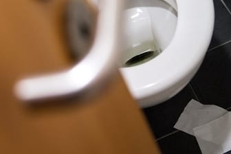 Wer unter Verstopfung leidet, für den ist die Toilette nicht immer ein schöner Ort.