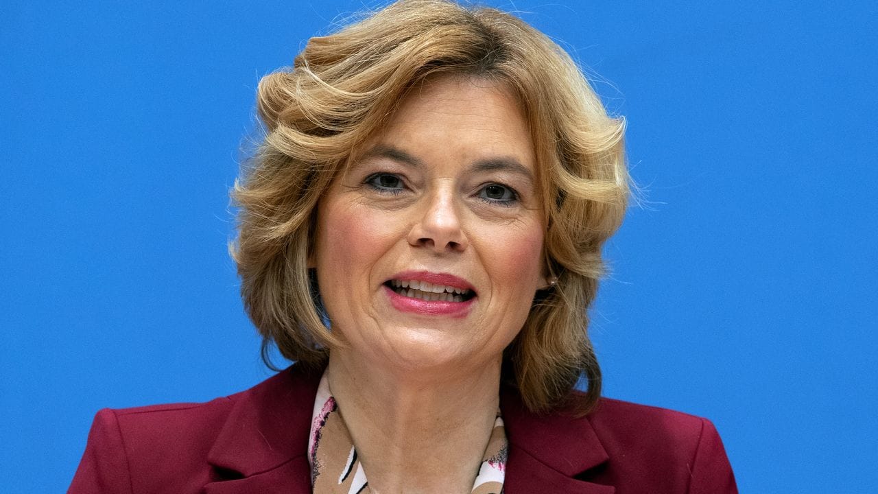 Landwirtschaftsministerin Julia Klöckner greift hin und wieder zum Lockenstab.