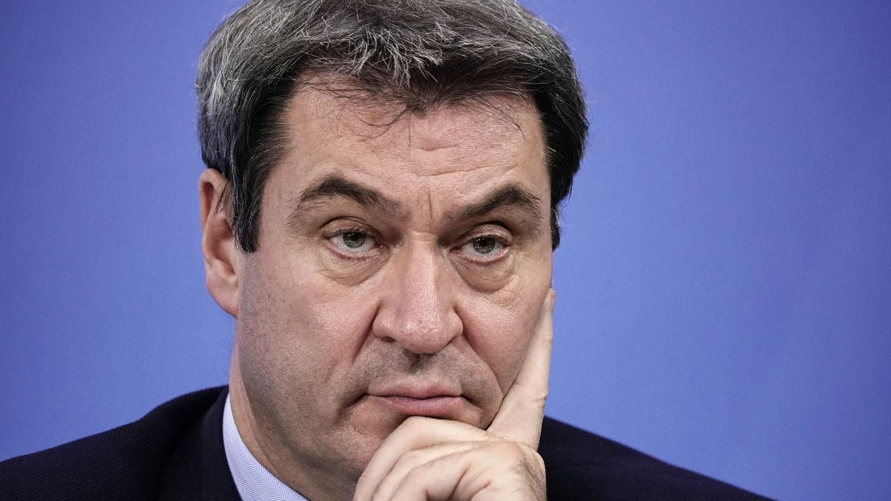 Die Haare von Markus Söder werden länger und länger. Die Haare von Markus Söder werden länger und länger.