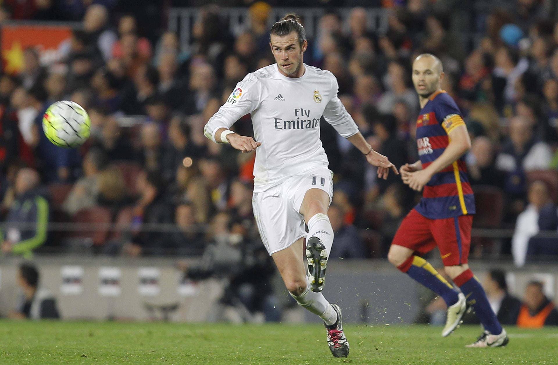 Gareth Bale, 101 Millionen Euro: Bale knackte als Erster die 100-Millionen-Euro-Marke und löste Cristiano Ronaldo 2013 als bislang teuersten Transfer ab. Mittlerweile spielt der Waliser kaum noch eine große Rolle in Madrid und wurde zur Saison 20/21 sogar zu seinem alten Klub Tottenham ausgeliehen.