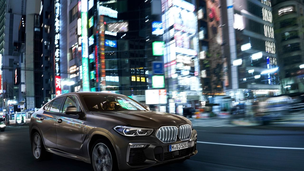 Funkelnde Fronten: Für seinen X6 hat BMW auch einen beleuchteten Kühlgergrill im Angebot.