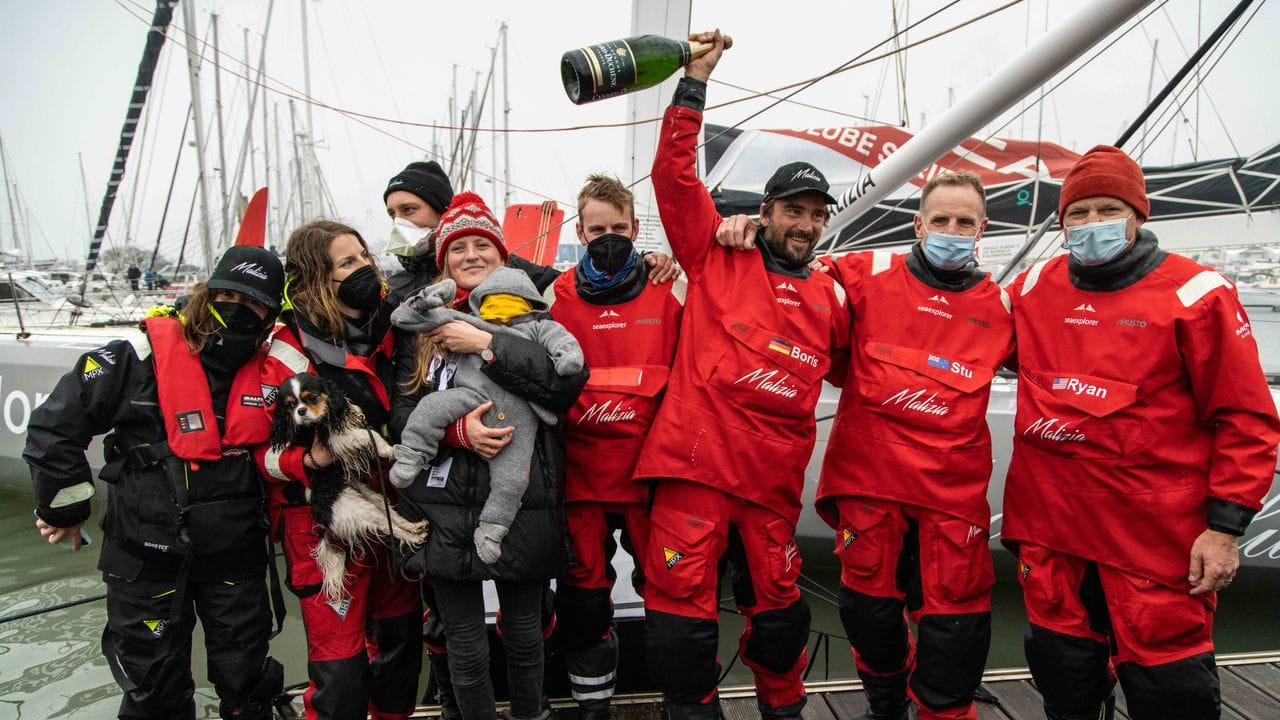 Weltumsegler Boris Herrmann feiert im Hafen von Les Sables d'Olonne mit seinen Unterstützern. Weltumsegler Boris Herrmann feiert im Hafen von Les Sables d'Olonne mit seinen Unterstützern.